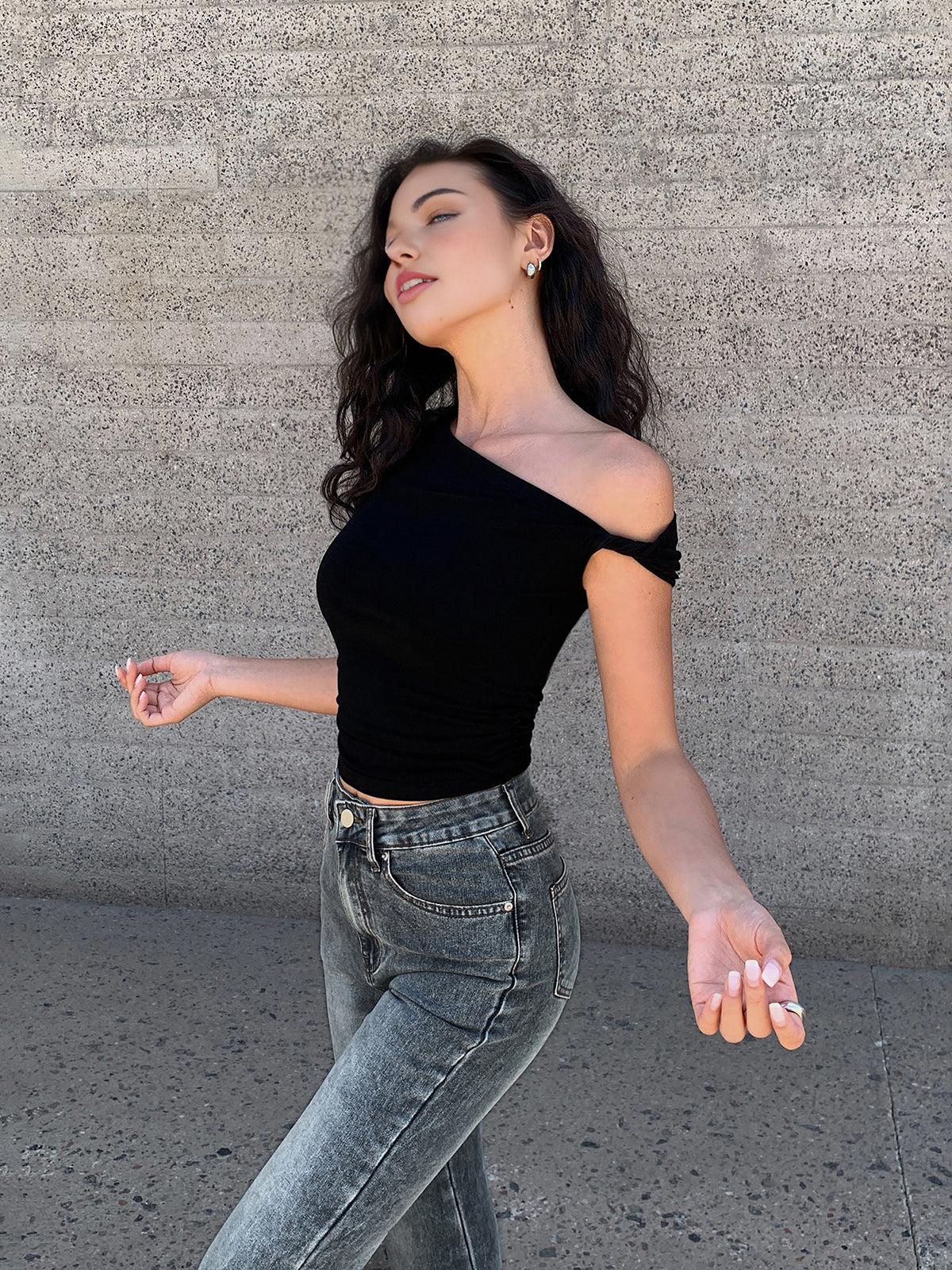 Asymmetrisk Crop Top | Off-Shoulder | Moderne og Elegant l Vanero