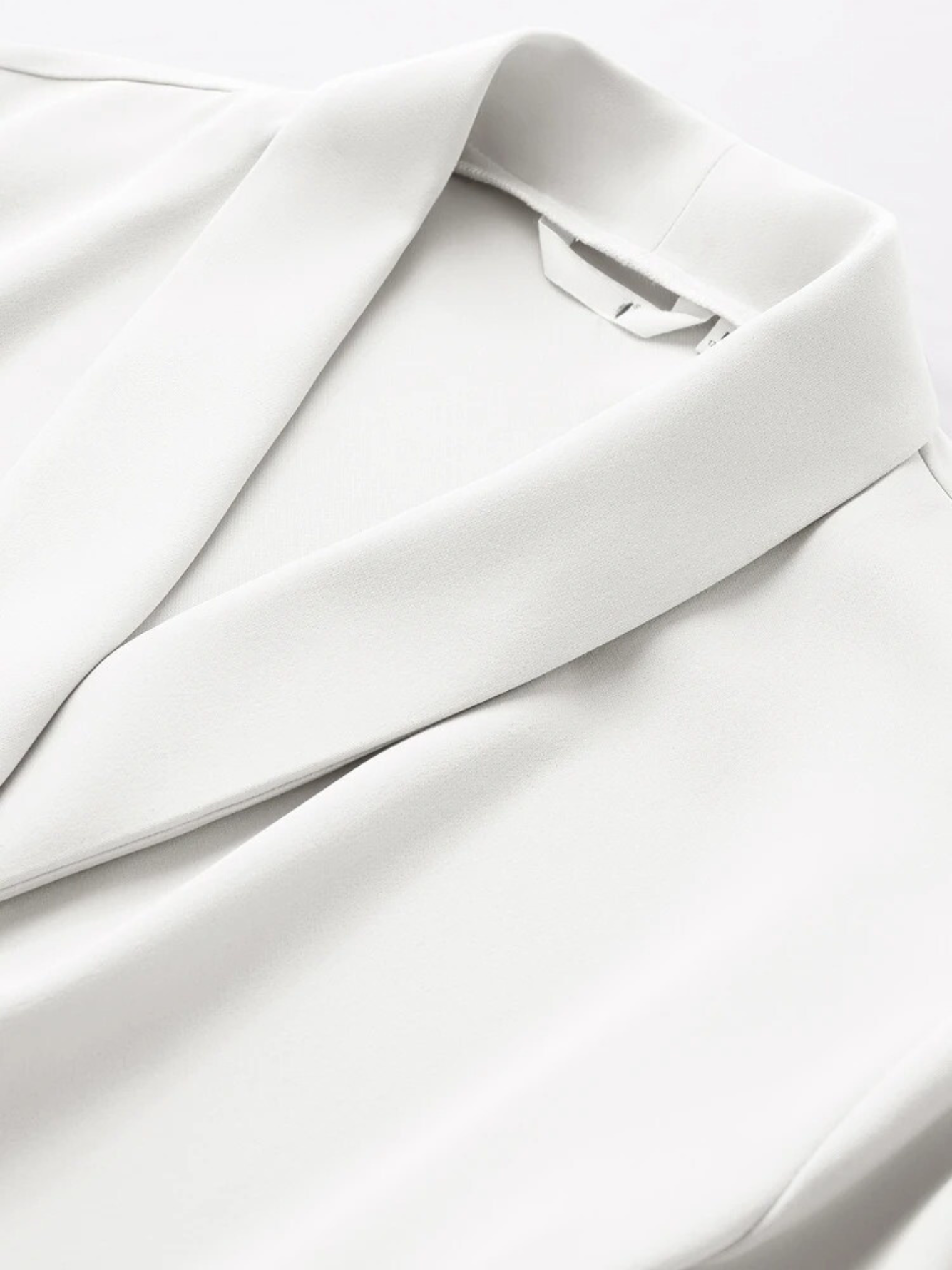 Asymmetrisk l chiffongbluse med jakkekrage l Vanero