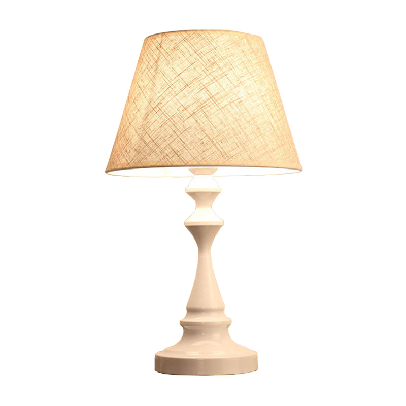 Nordic Empire Shade Natlampe Stof 1 | Lys Stuelampe med Cylinder/Tåreformet Base i Sort/Hvid | Vanero