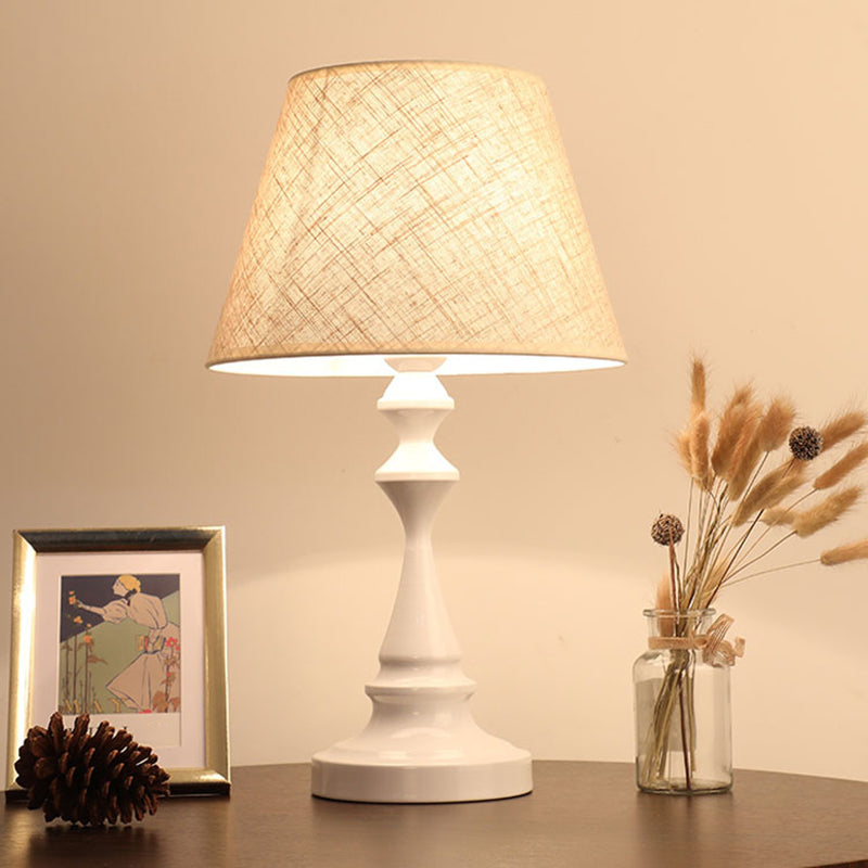 Nordic Empire Shade Natlampe Stof 1 | Lys Stuelampe med Cylinder/Tåreformet Base i Sort/Hvid | Vanero