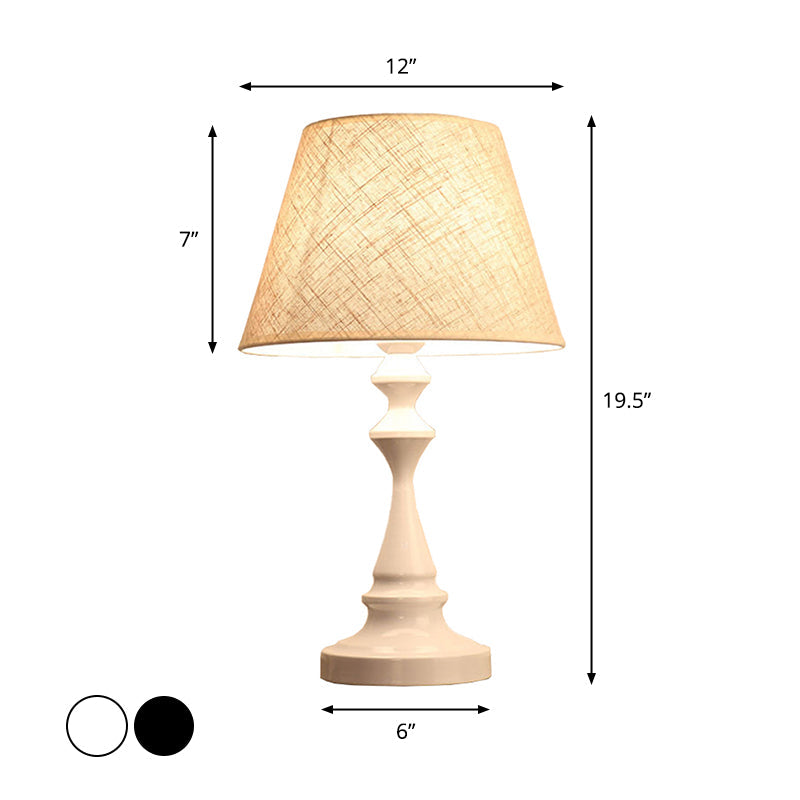 Nordic Empire Shade Natlampe Stof 1 | Lys Stuelampe med Cylinder/Tåreformet Base i Sort/Hvid | Vanero