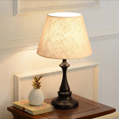 Nordic Empire Shade Natlampe Stof 1 | Lys Stuelampe med Cylinder/Tåreformet Base i Sort/Hvid | Vanero