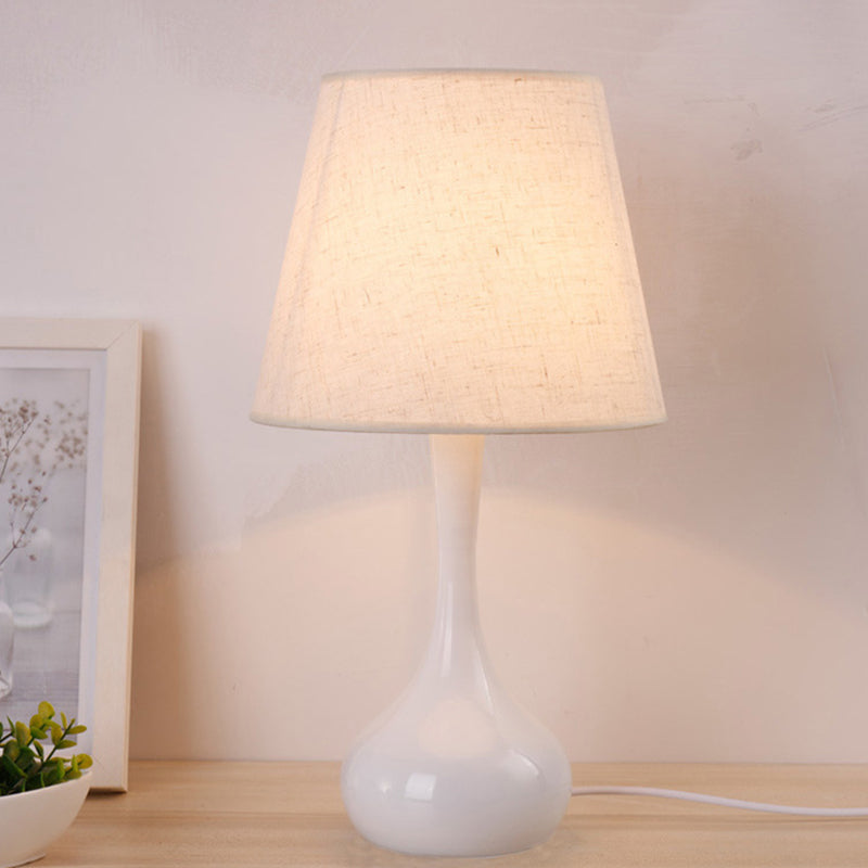Nordic Empire Shade Natlampe Stof 1 | Lys Stuelampe med Cylinder/Tåreformet Base i Sort/Hvid | Vanero