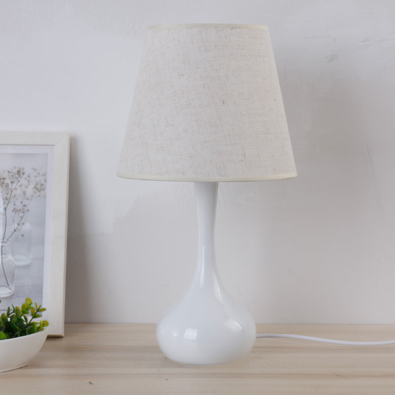 Nordic Empire Shade Natlampe Stof 1 | Lys Stuelampe med Cylinder/Tåreformet Base i Sort/Hvid | Vanero