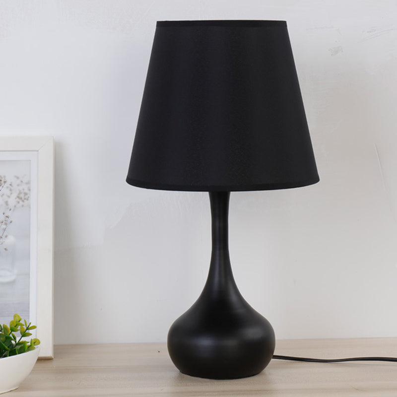 Nordic Empire Shade Natlampe Stof 1 | Lys Stuelampe med Cylinder/Tåreformet Base i Sort/Hvid | Vanero
