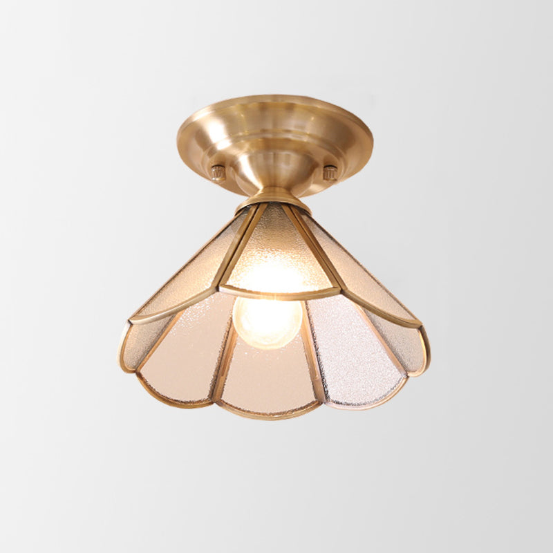 Minimalistisk Scalloped Metal Semi Flush Mount Belysning | Enkeltpære i Messing | Vanero