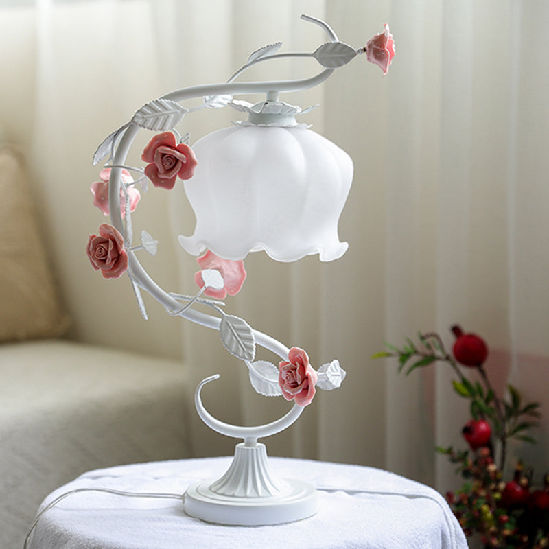 1 Hovedbordlampe i pastoral stil med Hvid | Glasblomst til Natbord med Keramisk Rose til Sengebord | Vanero