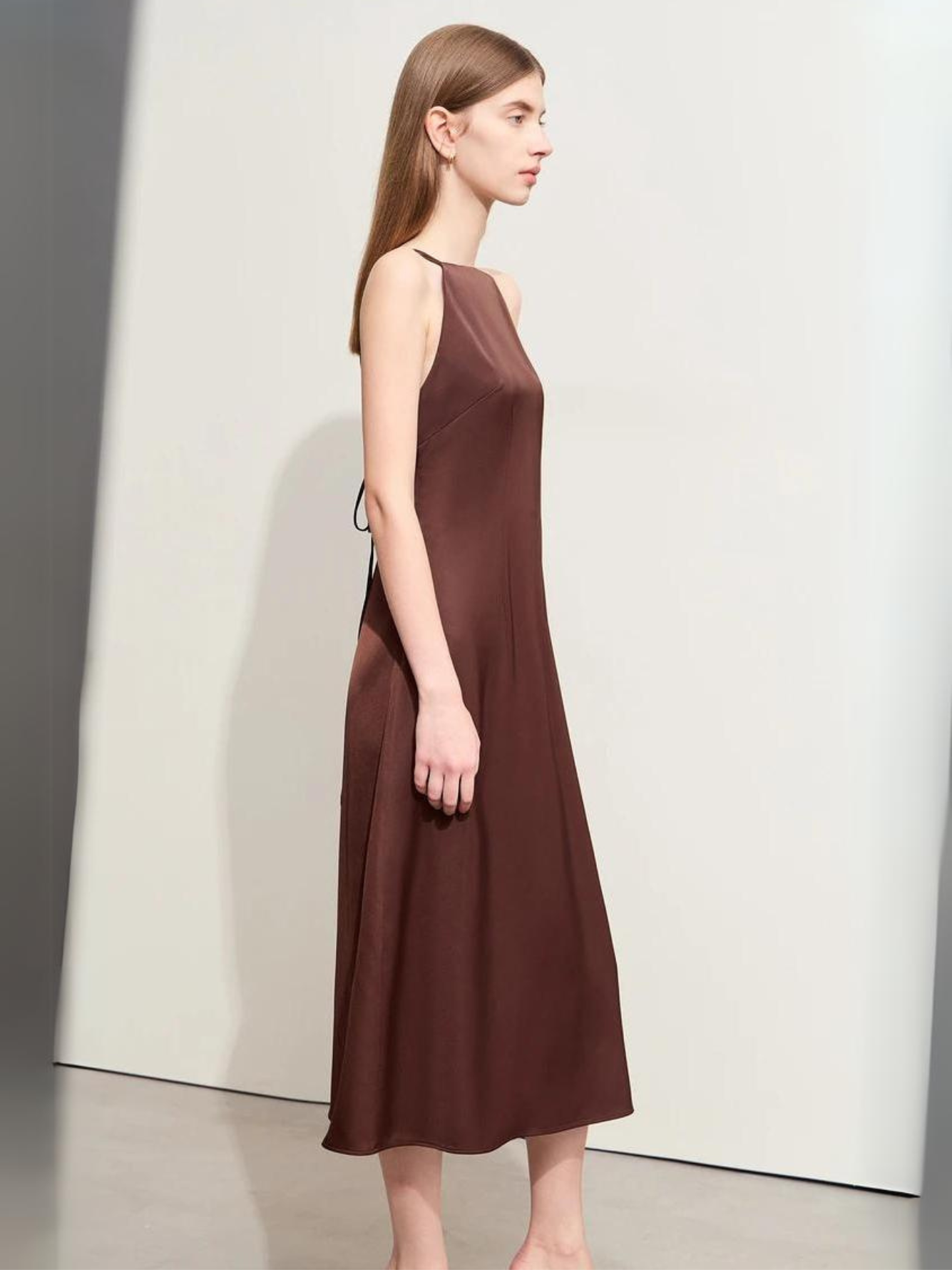 Satin l halterneck midikjole l Vanero