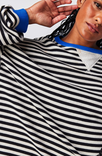 Dametrøje Strikmateriale | Oversized Pasform Sweater | Stribet Design til Hverdags- & Køligt Vejr Brug | Vanero