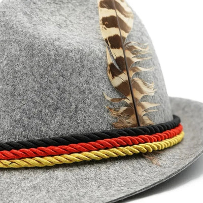 Oktoberfesthat | Klassisk Design Med Farverige Fjer Til Festlig Stemning | Vanero