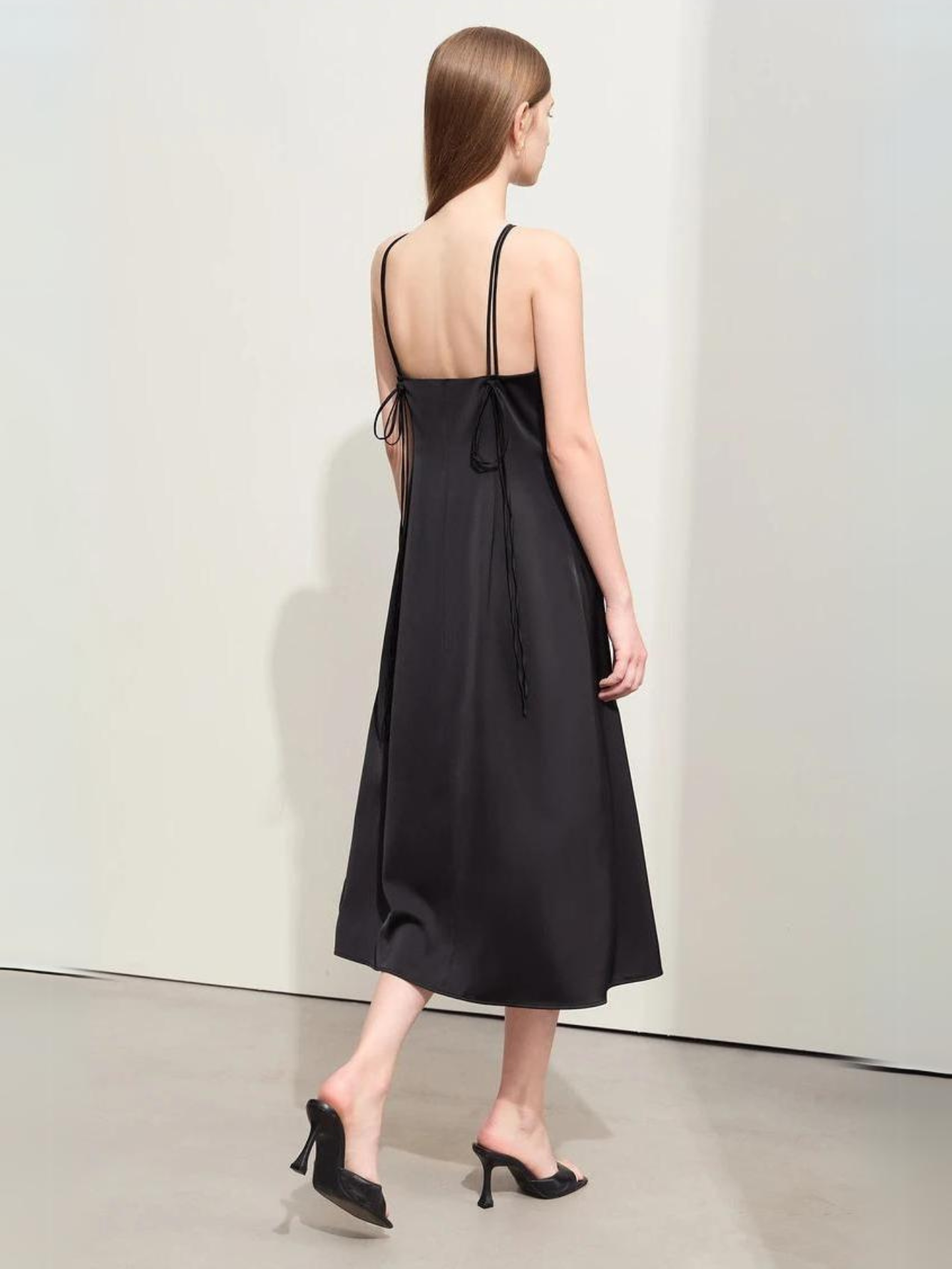 Satin l halterneck midikjole l Vanero