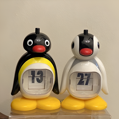 B/W Hue Penguin Kalender | Charmerende Borddekoration og Funktionel Dato Tracker | Vanero