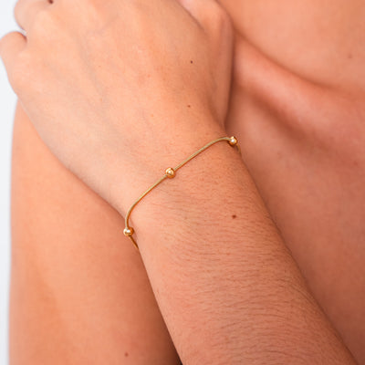 Armbånd med Kugledetaljer | Slank Slangekæde | Diskret Elegance l Vanero