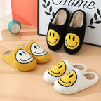 FluffySmile Tekstil & Kunstpelsfor | Regular Fit Tøfler | Broderet Smileydesign Med Tyk Sål til Hjemmebrug & Kølige Sæsoner | Vanero