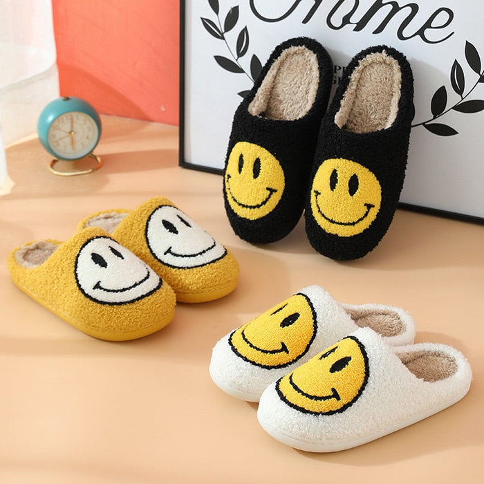 FluffySmile Tekstil & Kunstpelsfor | Regular Fit Tøfler | Broderet Smileydesign Med Tyk Sål til Hjemmebrug & Kølige Sæsoner | Vanero