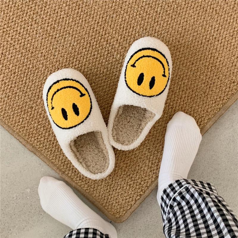 FluffySmile Tekstil & Kunstpelsfor | Regular Fit Tøfler | Broderet Smileydesign Med Tyk Sål til Hjemmebrug & Kølige Sæsoner | Vanero