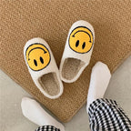 FluffySmile Tekstil & Kunstpelsfor | Regular Fit Tøfler | Broderet Smileydesign Med Tyk Sål til Hjemmebrug & Kølige Sæsoner | Vanero