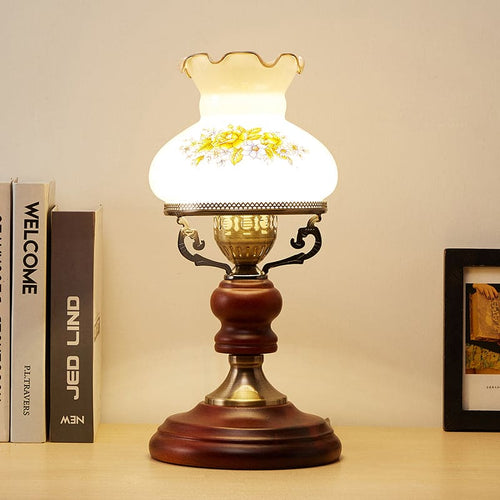 Bordlampe Med Blomstret Glasskærm | Messing Og Træ Konstruktion | E27 Indendørs Belysning Til Stuer Og Læsehjørner | Vanero