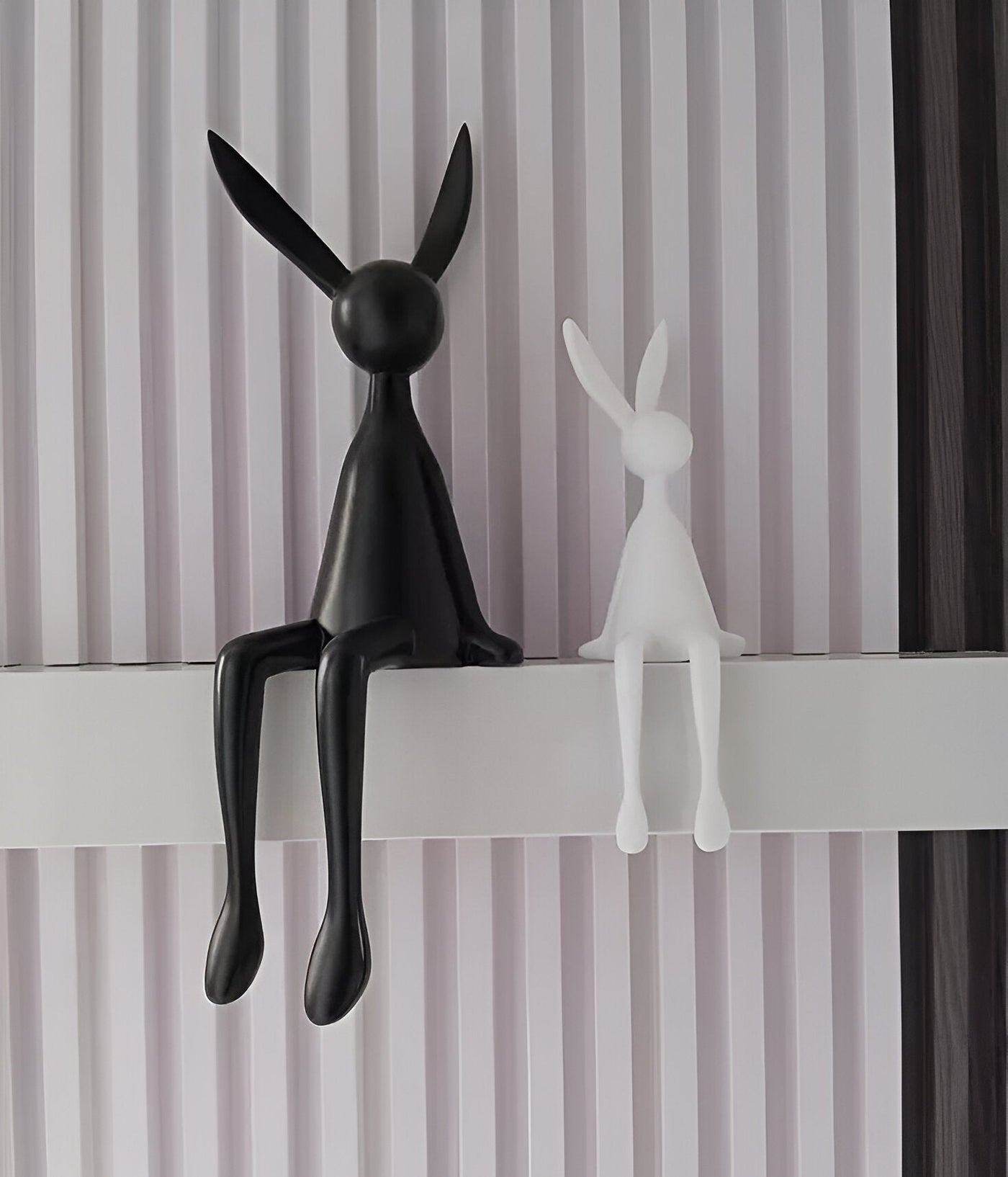 ResinLux Påskehare | Moderne Sort/Hvid/Blå Hare Siddende | Vanero