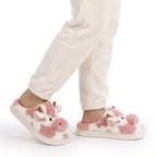 Husko Med Ko-Motiv I Kunstpels | Plushfor & Struktureret EVA-Sål | Slip-On Indendørs Husko Med Dekorative Detaljer | Vanero