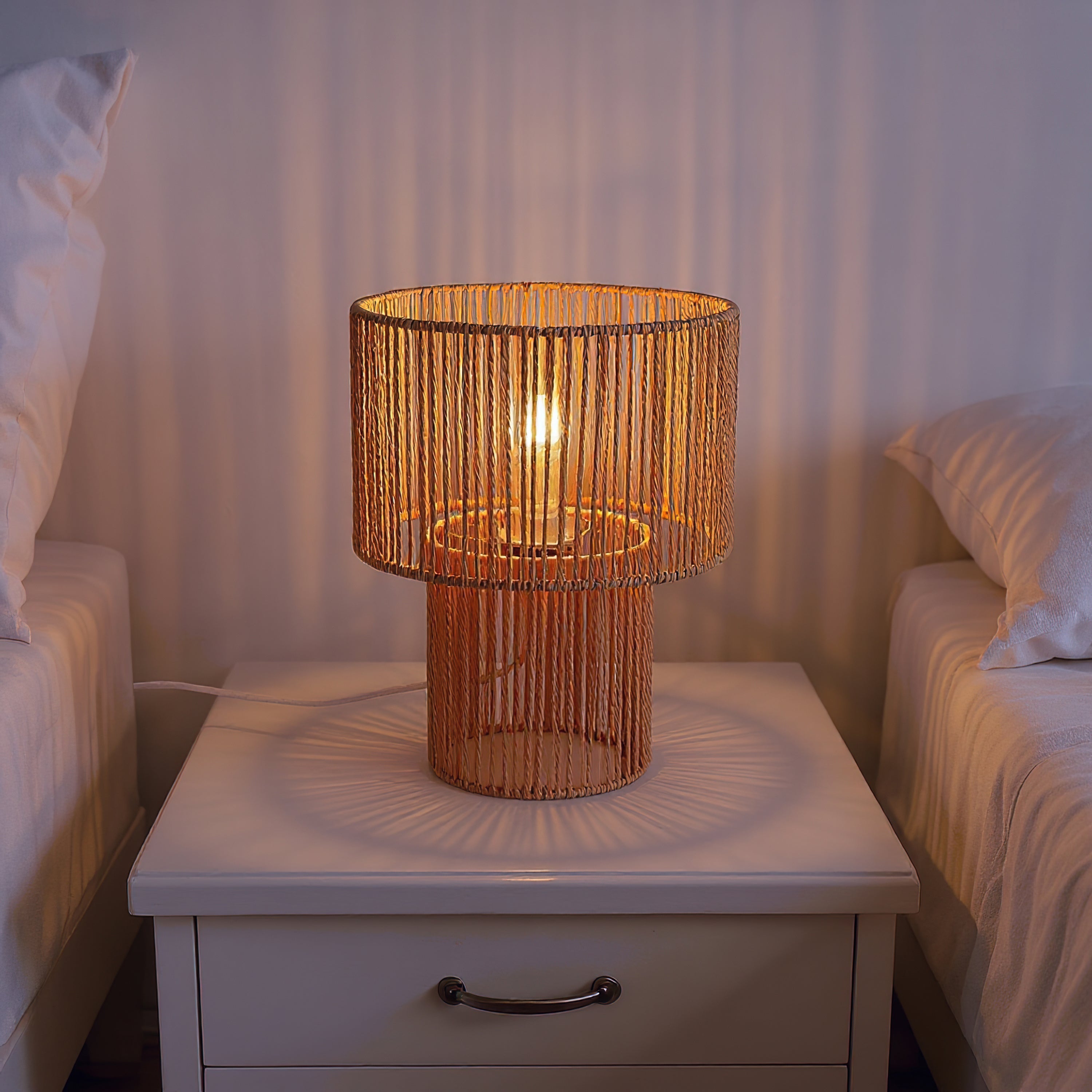 Bordlampe Med Flettet Konstruktion | E27 Fatning Og Naturinspireret Design | Indendørs Belysning Til Sideborde Og Læsehjørner | Vanero