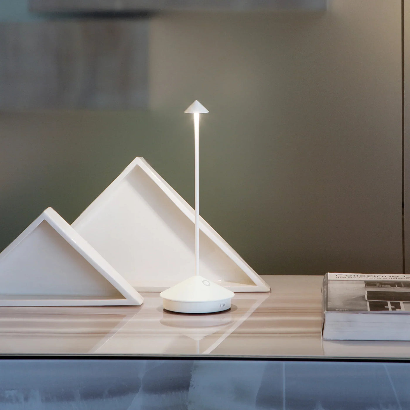 Lumiéluxe | Trådløs LED Bordlampe med Genopladeligt Batteri og Bærbart Design | Vanero