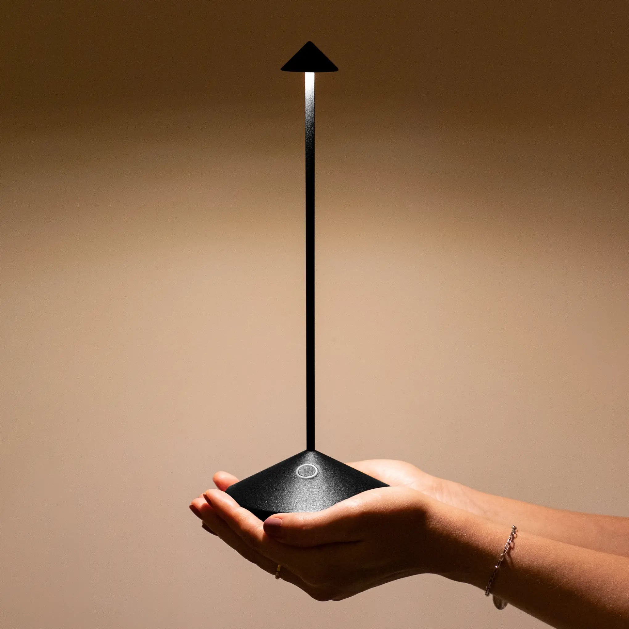 Genopladelig Trådløs LED Bordlampe | Bærbar Touch-Betjent Belysning Med Justerbar Lysstyrke | Indendørs Dekoration | Vanero