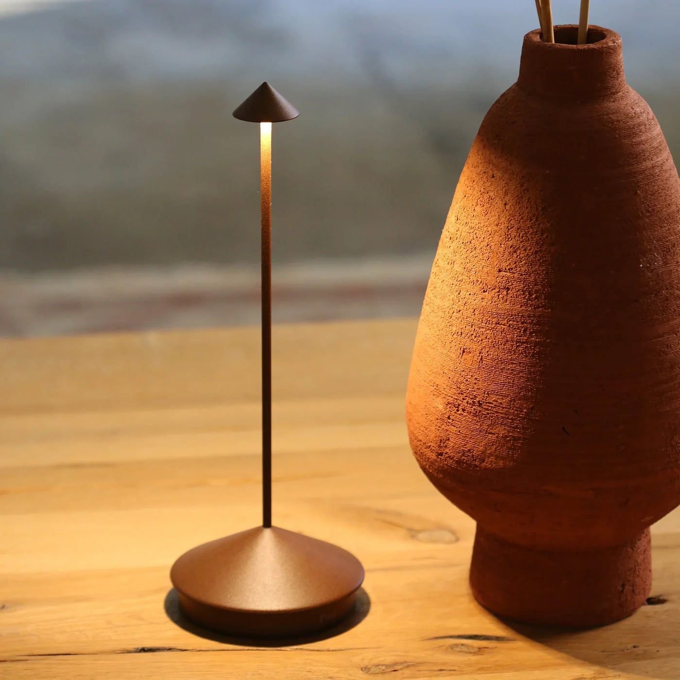 Lumiéluxe | Trådløs LED Bordlampe med Genopladeligt Batteri og Bærbart Design | Vanero