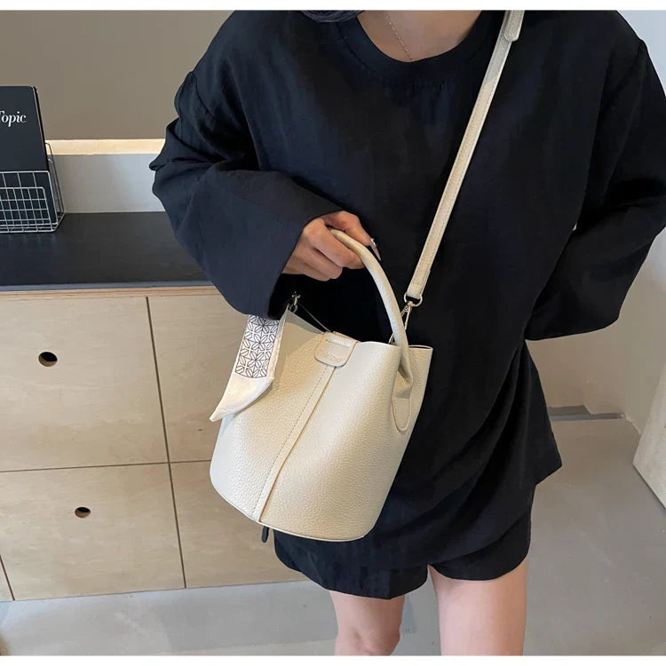 Dame Bucket Bag Tekstureret PU | Justerbar Skulderrem Taske | Tørklædedetalje Til Hverdagsbrug & Fritid | Vanero
