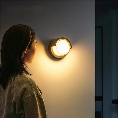 Lucy | Udendørs Væglampe med Bevægelsessensor og Vejrbestandigt Design | Vanero