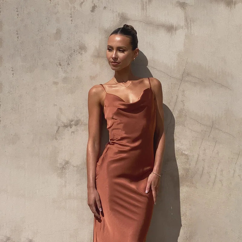 Klara | Satin Maxi Kjole med Cowl Neck l Vanero