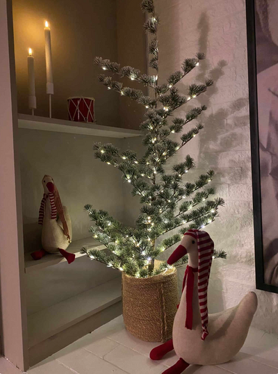 Cedertræ med sne - Ink LED lyskæde | 170 cm | Vanero