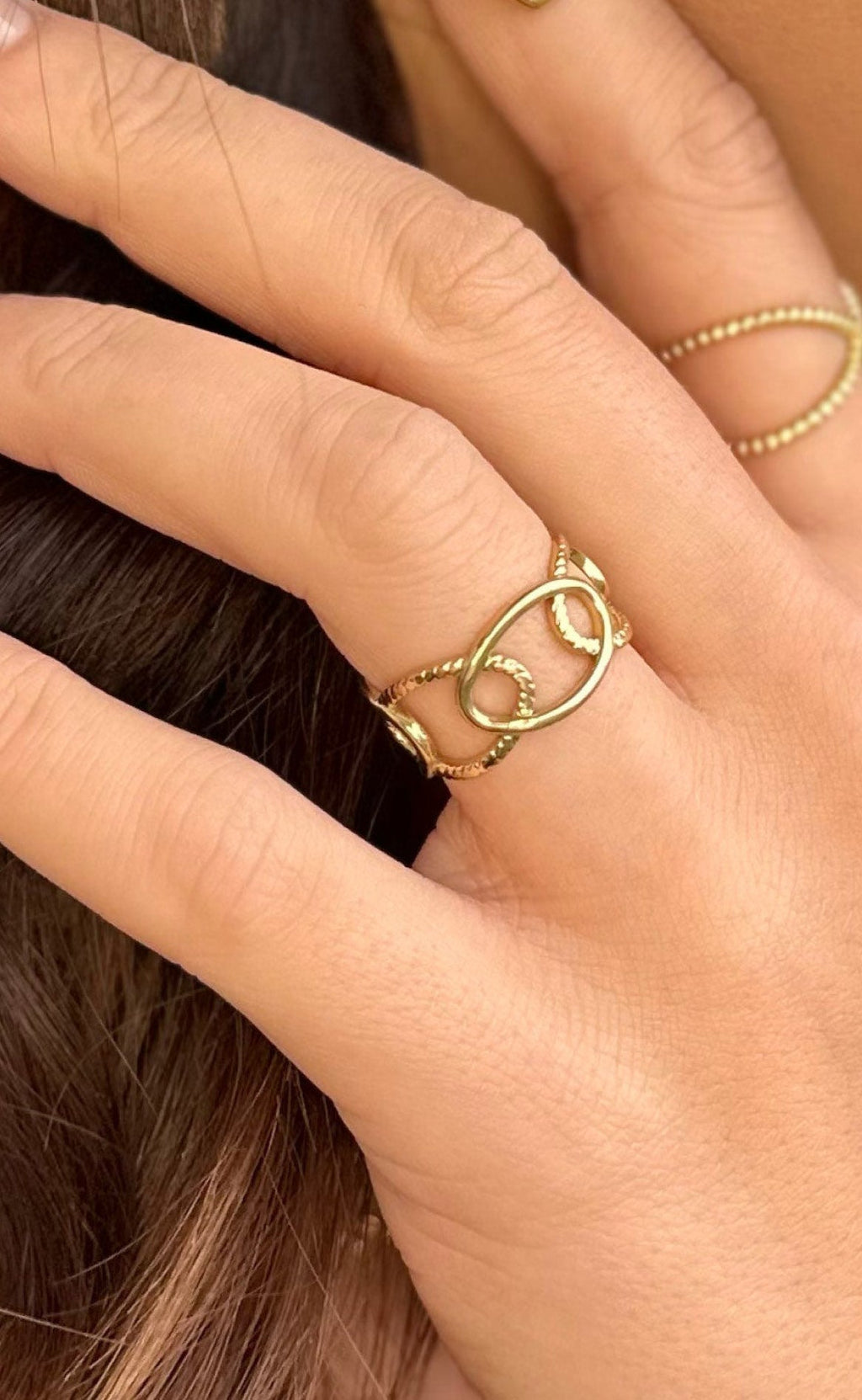 Svaneke Guldfarvet Rustfrit Stål | Justerbar Statement Ring | Skulpturelt Twist-Design til Hverdagsbrug & Smykkestyling | Vanero
