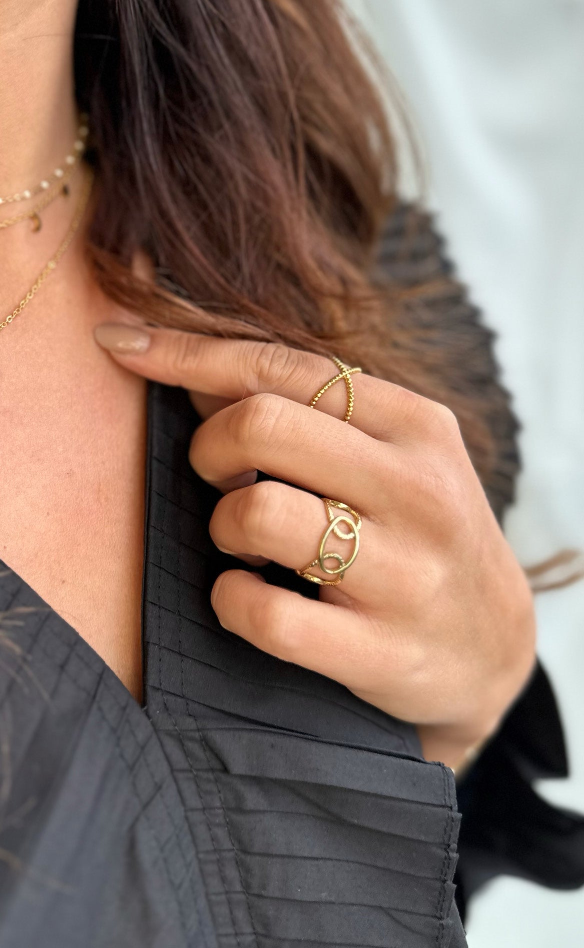 Svaneke Guldfarvet Rustfrit Stål | Justerbar Statement Ring | Skulpturelt Twist-Design til Hverdagsbrug & Smykkestyling | Vanero