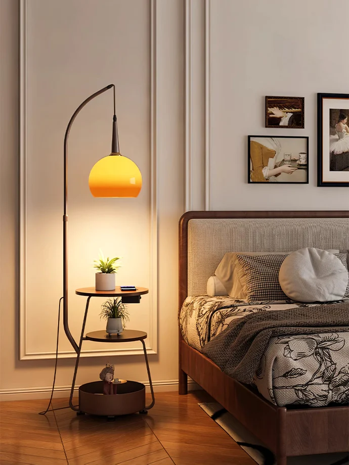 Bordlampe i Glas og Metal | LED Bordlampe med Bauhaus-Inspireret Design | Indendørs Bordbelysning | Vanero