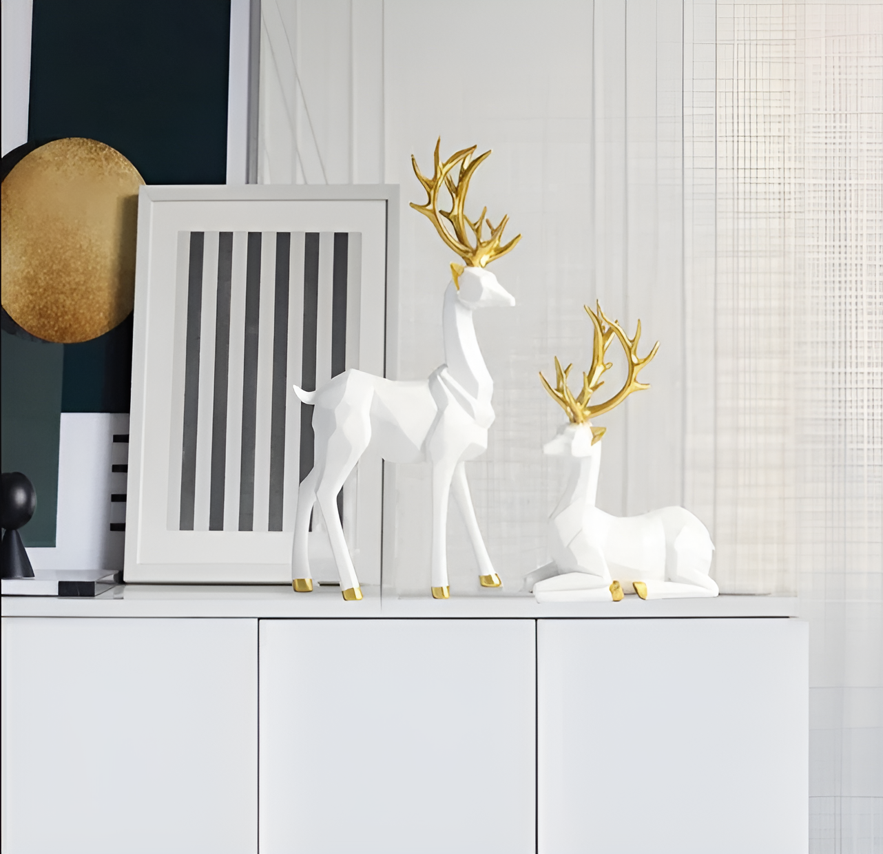 Rensdyrfigursæt I Resin Konstruktion | Dekorativt Design Med To Figurer | Indendørs Dekoration Til Hylder Borde Og Kaminhylder | Vanero