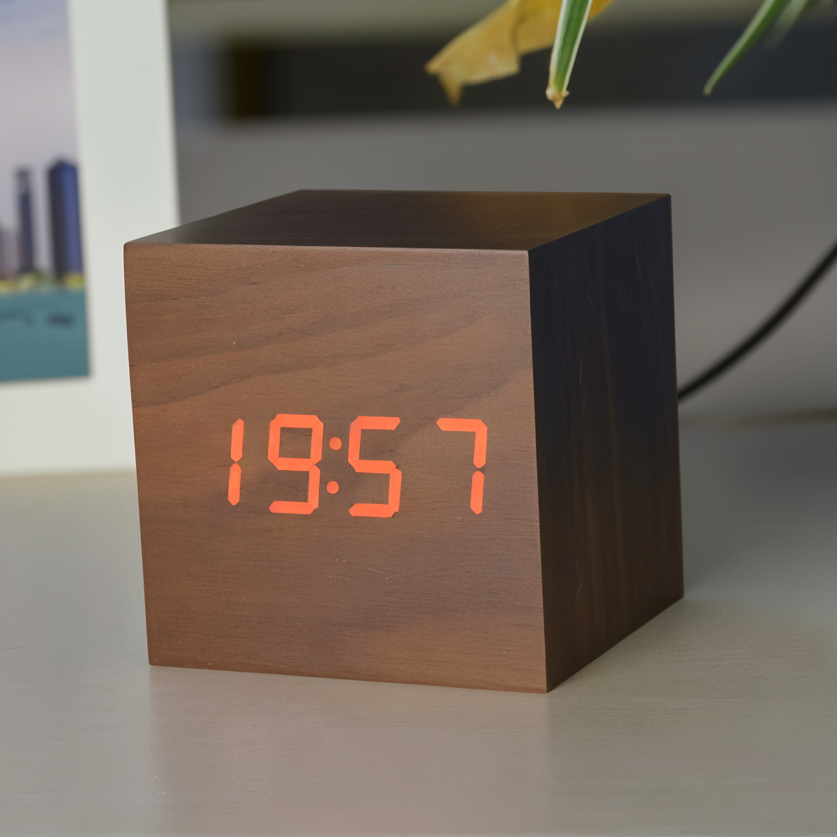 Digitalt Bordur Med Trækonstruktion | LED Display Med Alarm Og Temperaturvisning | Bordur Til Indendørs Brug Med USB Eller Batteri | Vanero