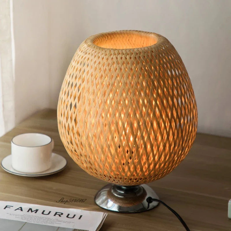 Bordlampe I Bambus Og Metal | Dekorativ Indendørs Belysning Konstruktion | Stemningsbelysning Til Stuer Og Sideborde | Vanero