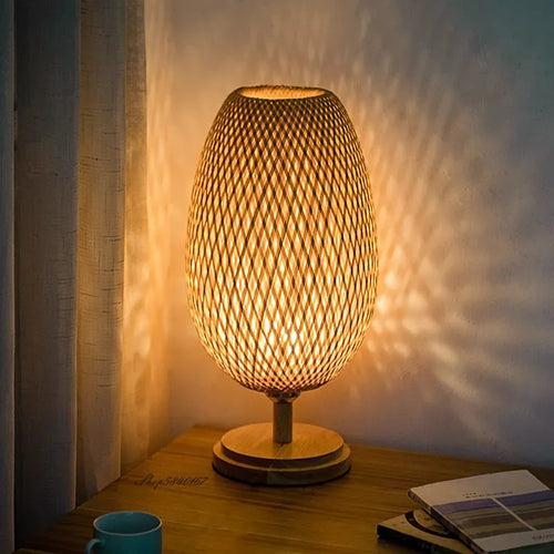 Bordlampe I Bambus Og Metal | Dekorativ Indendørs Belysning Konstruktion | Stemningsbelysning Til Stuer Og Sideborde | Vanero