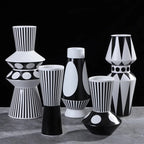Keramisk Vase Med Geometrisk Design | Håndlavet Struktureret Silhuet Konstruktion | Indendørs Dekoration Til Blomster Og Udstillingsflader | Vanero