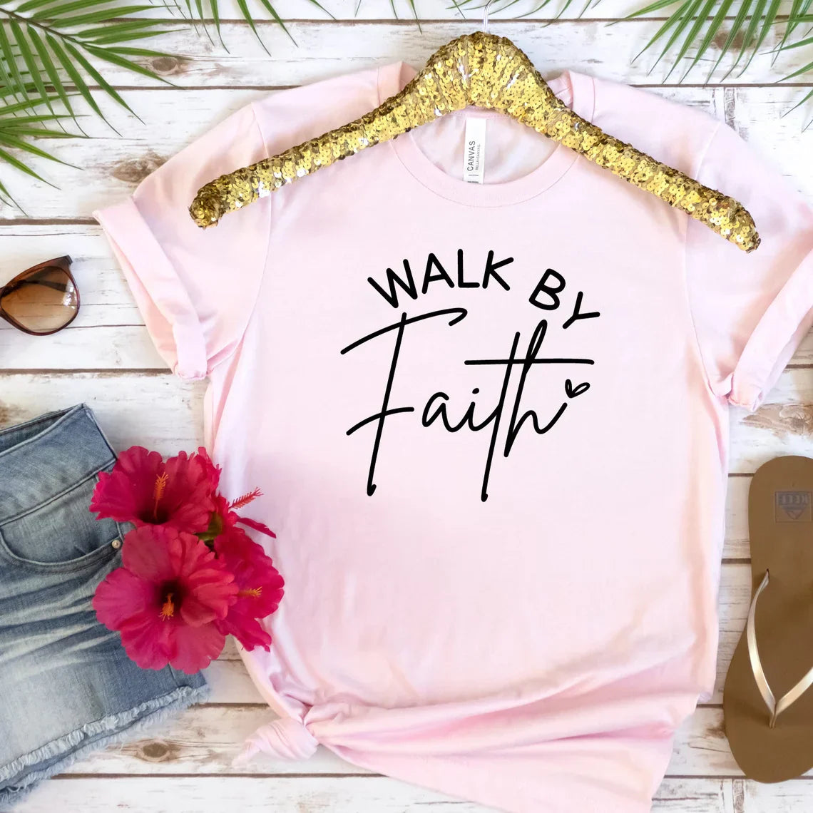 Leocadia l Walk By Faith Bogstavtryk T-Shirt l Vanero