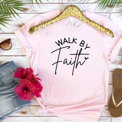 Leocadia l Walk By Faith Bogstavtryk T-Shirt l Vanero