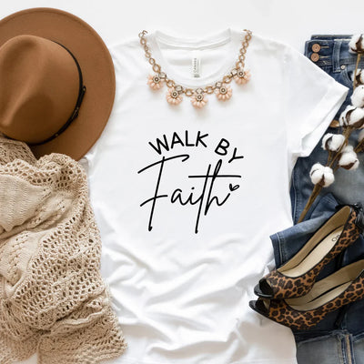 Leocadia l Walk By Faith Bogstavtryk T-Shirt l Vanero