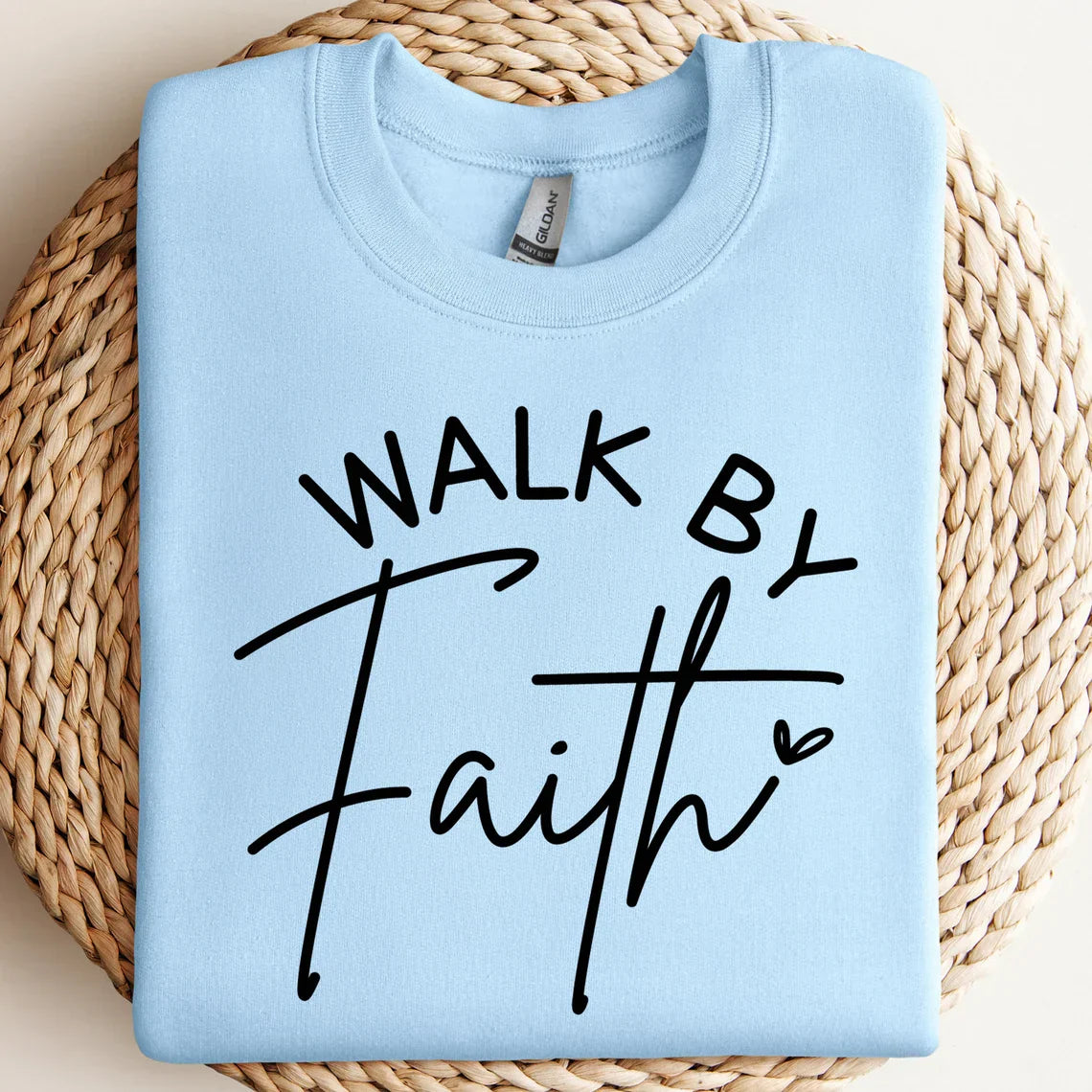 Leocadia l Walk By Faith Bogstavtryk T-Shirt l Vanero