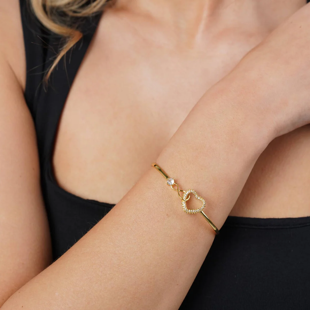 Armbånd med Hjertevedhæng | Justerbar Kæde | Elegant Symbolik l Vanero