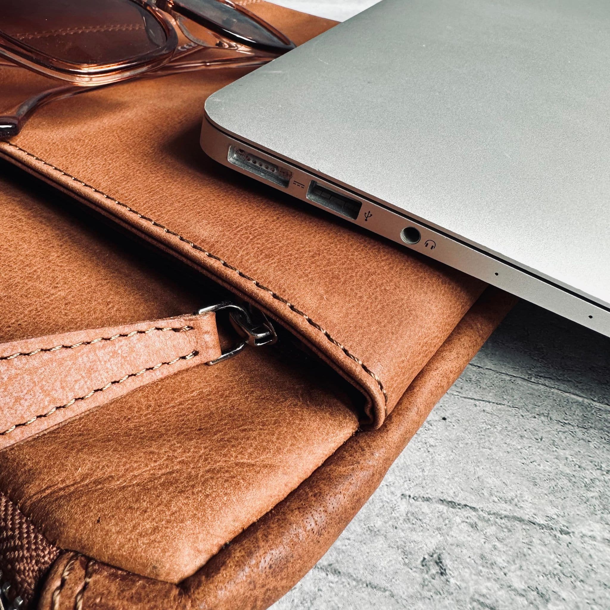 Laptop Sleeve Fuldnarvet Koskindslæder | Slim Fit Laptop Sleeve | Lynlåslukning & Daglig Laptopbeskyttelse | Vanero