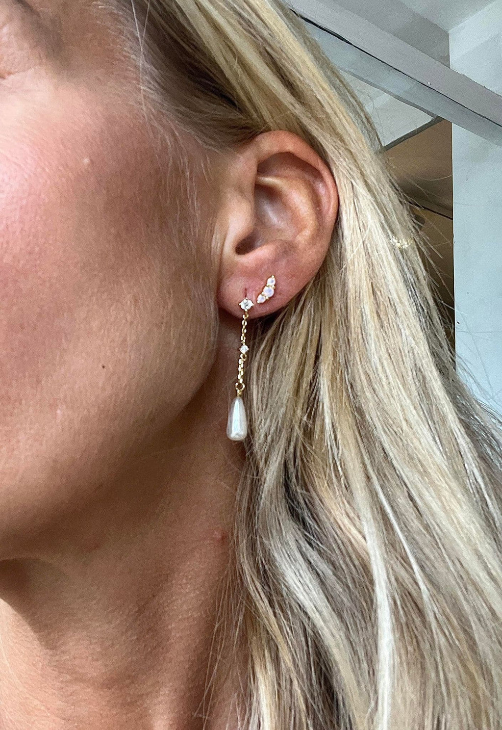 Mischa 18K Guldbelagt Sterlingsølv | Hængende Øreringe | CZ Zirkonia & Perlemorsinspireret Design | Vanero