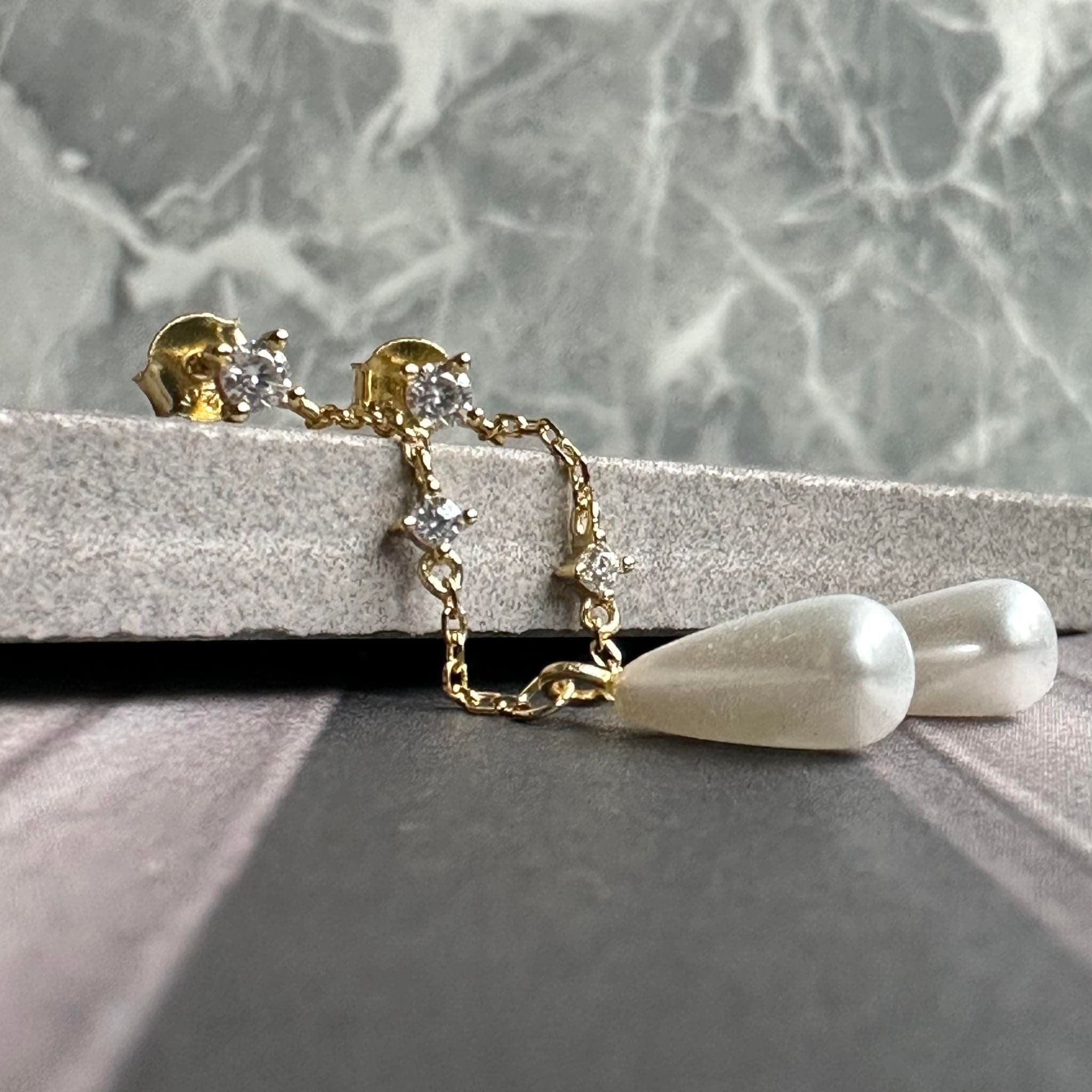 Mischa 18K Guldbelagt Sterlingsølv | Hængende Øreringe | CZ Zirkonia & Perlemorsinspireret Design | Vanero