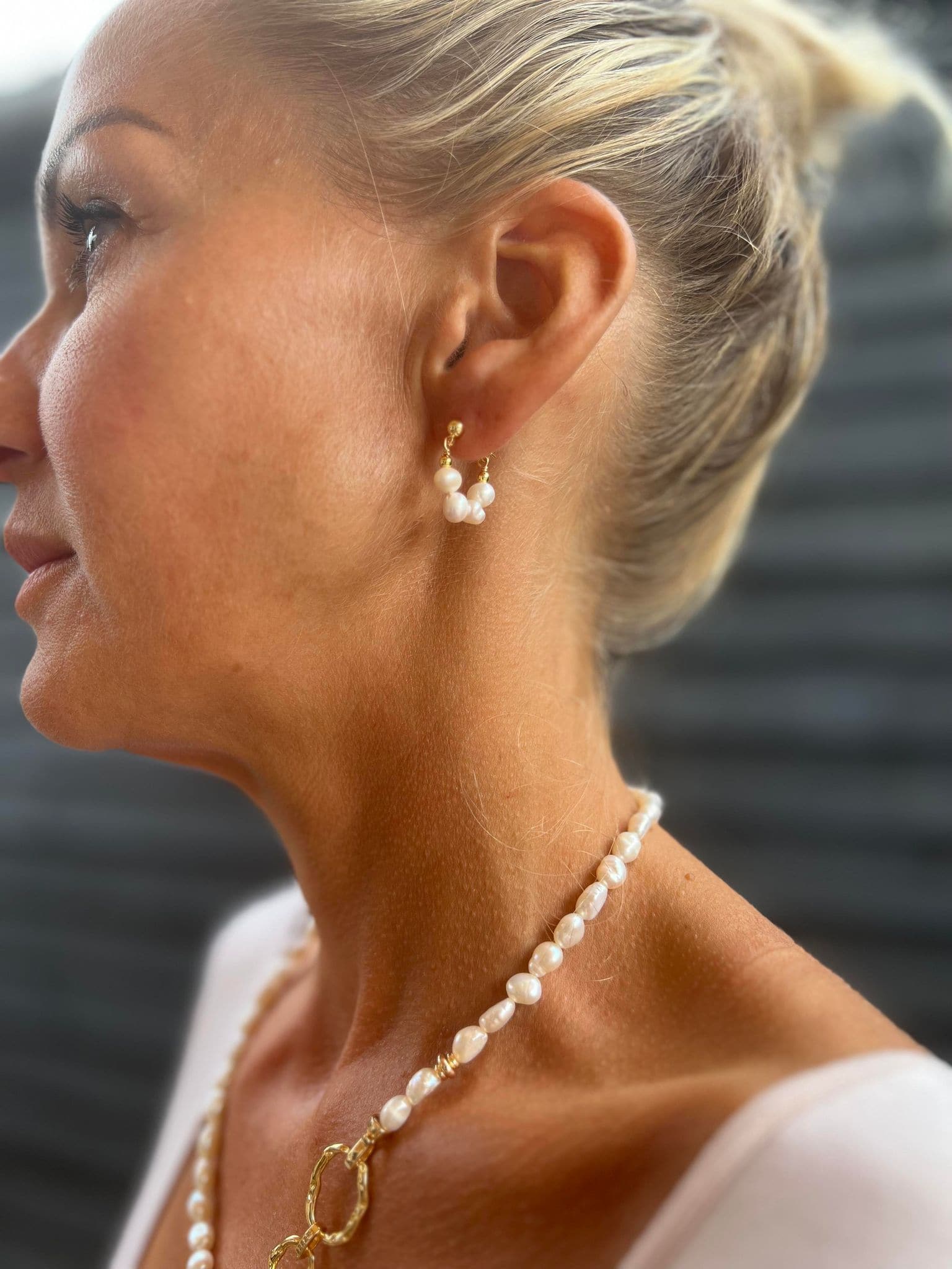 Sienna 18K Guldbelagt Metal | Hoop Øreringe | Syntetiske Perledetaljer til Daglig Brug & Formelle Anledninger | Vanero