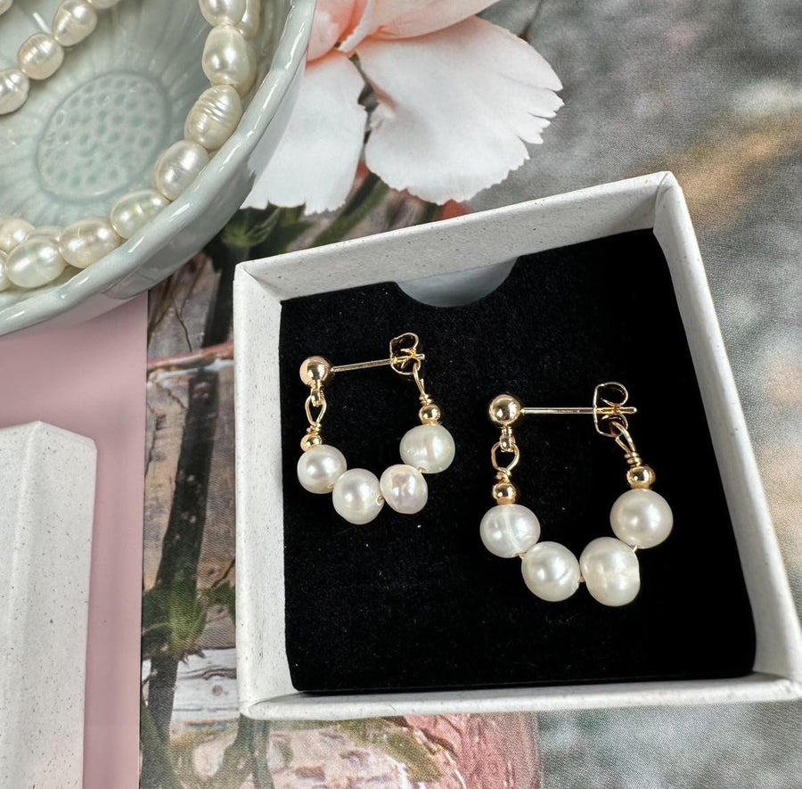 Sienna 18K Guldbelagt Metal | Hoop Øreringe | Syntetiske Perledetaljer til Daglig Brug & Formelle Anledninger | Vanero